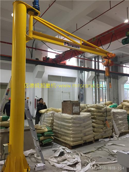 BZ型斜拉式270度電動回轉(zhuǎn)懸臂吊（旋臂吊）在倉儲流水線旁的應(yīng)用