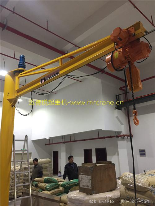 BZ型斜拉式270度電動回轉(zhuǎn)懸臂吊（旋臂吊）在倉儲流水線旁的應(yīng)用